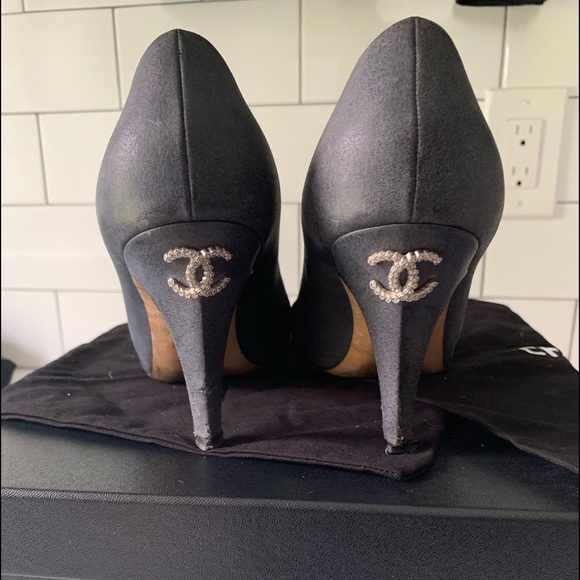 Navy Chanel Leather Pump - Picture 5 of 6